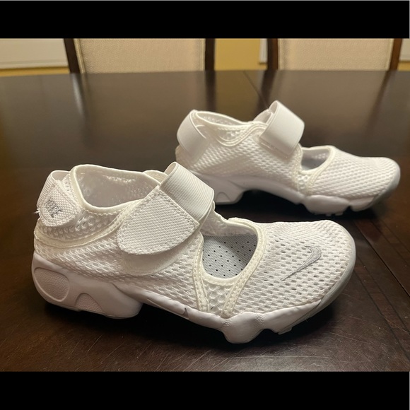 New Nike Air Rift Triple White Sandals Shoes Size US 6.5 W / 5Y - Picture 4 of 12